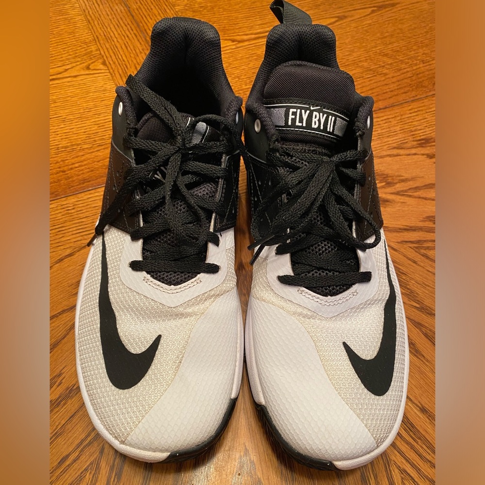 Nike Fly By II Women’s Leather Athletic Shoes Size 9.5
